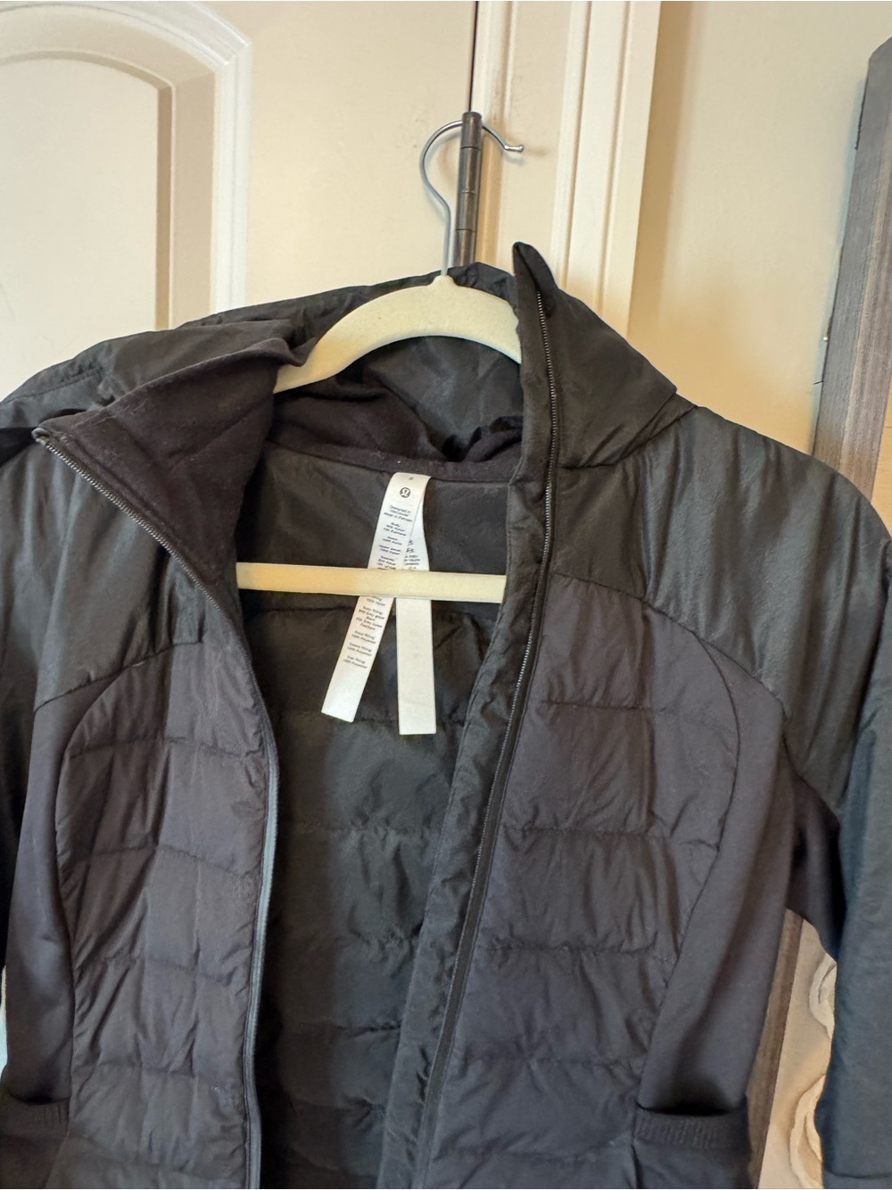 Lululemon Women's Black Hooded Lightweight Jacket size 8 - Picture 2 of 5